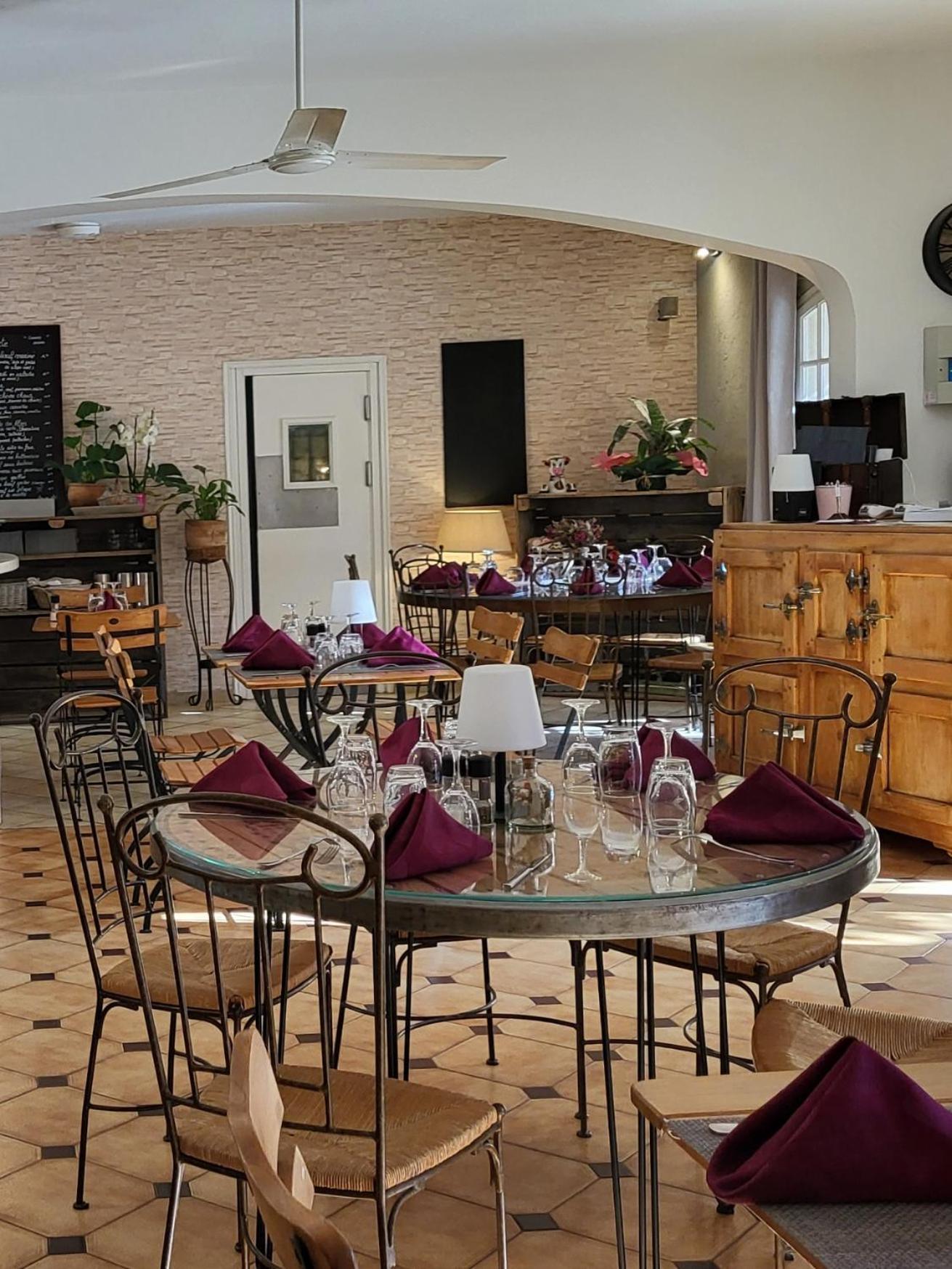 Auberge De La Table Ronde فينو سور فيردون المظهر الخارجي الصورة